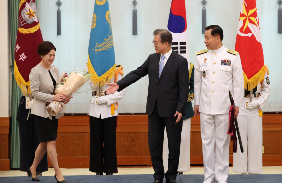 문재인 대통령이 19일 오전 청와대 본관 충무실에서 심승섭 해군참모총장의 대장 진급 및 보직 신고를 받은 뒤 기념사진을 찍고 있다. 2018. 7. 19 도준석 기자 pado@seoul.co.kr