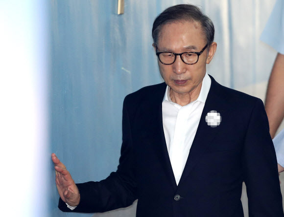 이명박 ‘오늘도 벽 짚으며’