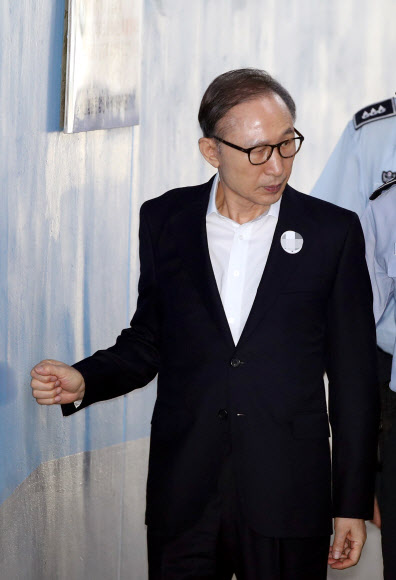 벽 짚으며 법정향하는 MB