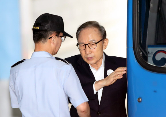 호송차에서 내리는 이명박