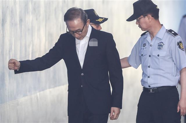 주먹 쥐고 벽 짚는 MB