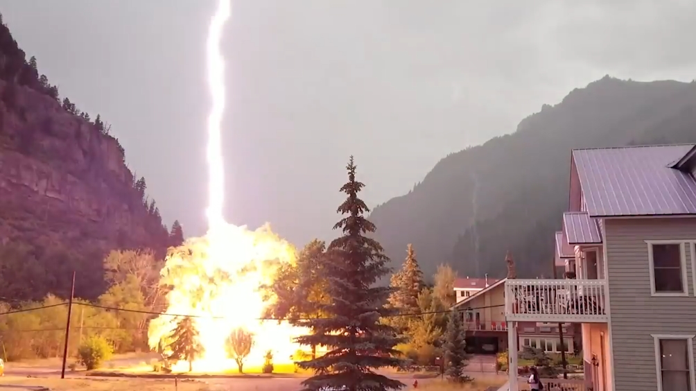 콜로라도 한 주택 마당 나무에 떨어진 무시무시한 번개모습(유튜브 영상 캡처)