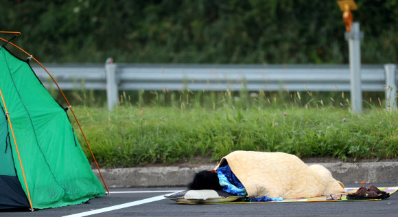 대관령 정상에서 한뎃잠 자는 시민들