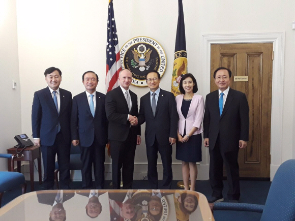 미국을 방문중인 여야 5당 원내대표들이 미국상공회의소 오찬 간담회에서 기념촬영을 하고 있다. 더불어민주당 제공