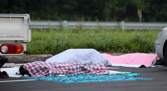 대관령 정상에서 한뎃잠 자는 시민들