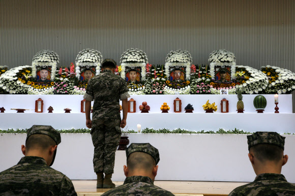 동료 떠나보내는 해병