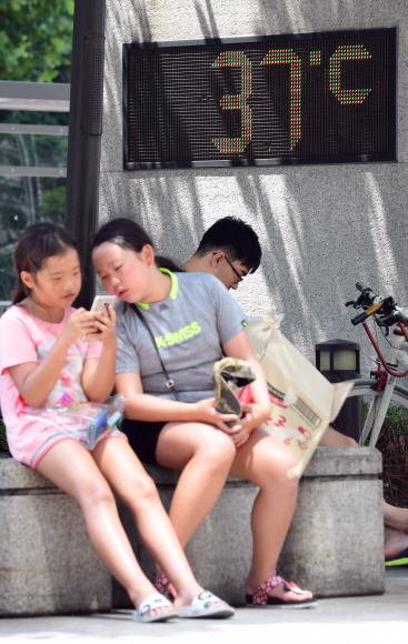 폭염의 날씨가 계속되고 있는 가운데 22일 서울 성동구의 한 공원에 설치된 온도계에 37도의 온도가 표시되고 있다. 2018. 7. 22 정연호기자 tpgod@seoul.co.kr