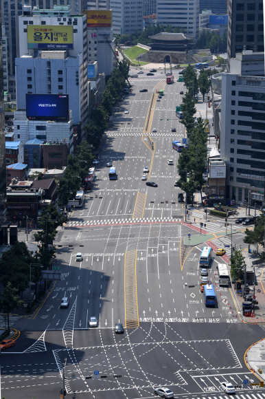 전국 대부분 지역에 폭염특보가 내려진 22일 오전 서울 광화문 일대가 텅 비어 있다. 2018.7.22 도준석 기자 pado@seoul.co.kr