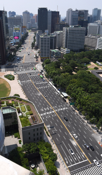전국 대부분 지역에 폭염특보가 내려진 22일 오전 서울 광화문 일대가 텅 비어 있다. 2018.7.22 도준석 기자 pado@seoul.co.kr