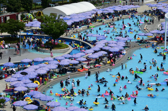 폭염의 날씨가 계속되고 있는 가운데 22일 서울 뚝섬수영장이 물놀이를 즐기는 시민들로 붐비고 있다. 2018. 7. 22 정연호 기자 tpgod@seoul.co.kr