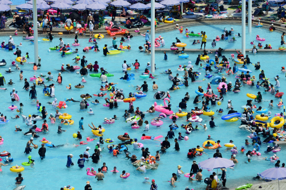 폭염의 날씨가 계속되고 있는 가운데 22일 서울 뚝섬수영장이 물놀이를 즐기는 시민들로 붐비고 있다. 2018. 7. 22 정연호 기자 tpgod@seoul.co.kr