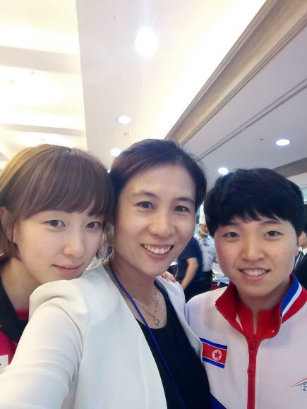 여자 탁구 남북 ‘최고 방패’들의 ‘유쾌한 만남’