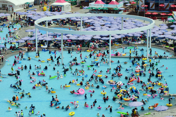 폭염의 날씨가 계속되고 있는 가운데 22일 서울 뚝섬수영장이 물놀이를 즐기는 시민들로 붐비고 있다. 2018. 7. 22 정연호 기자 tpgod@seoul.co.kr