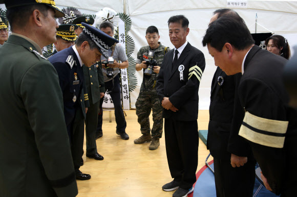 고개 숙인 합참의장