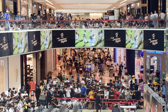 폭염의 날씨가 기승을 부린 22일 스타필드 하남점이 더위를 피해 매장을 찾은 시민들로 붐비고 있다. 2018. 7. 22 정연호 기자 tpgod@seoul.co.kr