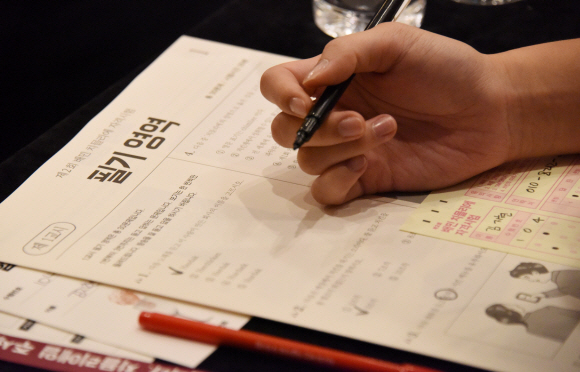 22일 오후 서울 송파구 잠실 롯데호텔에서 배달의민족 주최로 열린 제2회 배민 치믈리에 자격시험에 도전한 치킨 마니아들이 필기시험을 보고 있다. ‘치믈리에’란 치킨 감별사를 뜻하는 말로 치킨 영역의 소믈리에다. 2018.7.22 최해국 선임기자seaworld@seoul.co.kr