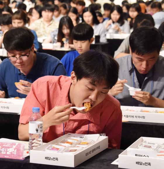 22일 오후 서울 송파구 잠실 롯데호텔에서 배달의민족 주최로 열린 제2회 배민 치믈리에 자격시험에 도전한 치킨 마니아들이 실기시험을 보고 있다. ‘치믈리에’란 치킨 감별사를 뜻하는 말로 치킨 영역의 소믈리에다. 2018.7.22 최해국 선임기자seaworld@seoul.co.kr