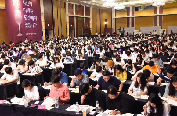 22일 오후 서울 송파구 잠실 롯데호텔에서 배달의민족 주최로 열린 제2회 배민 치믈리에 자격시험에 도전한 치킨 마니아들이 실기시험을 보고 있다. ‘치믈리에’란 치킨 감별사를 뜻하는 말로 치킨 영역의 소믈리에다. 2018.7.22 최해국 선임기자seaworld@seoul.co.kr