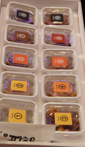 22일 오후 서울 송파구 잠실 롯데호텔에서 배달의민족 주최로 열린 제2회 배민 치믈리에 자격시험에  등장한 8종류의  치킨 조각들2018.7.22 최해국 선임기자seaworld@seoul.co.kr