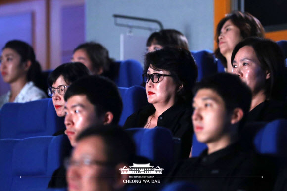 김 여사, 청와대에서 ‘허스토리’ 관람