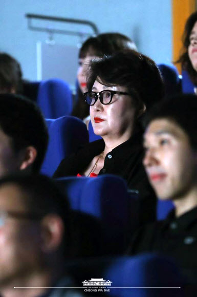 김 여사, 청와대에서 ‘허스토리’ 관람