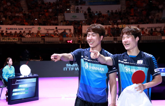 장우진-임종훈 우승 미소