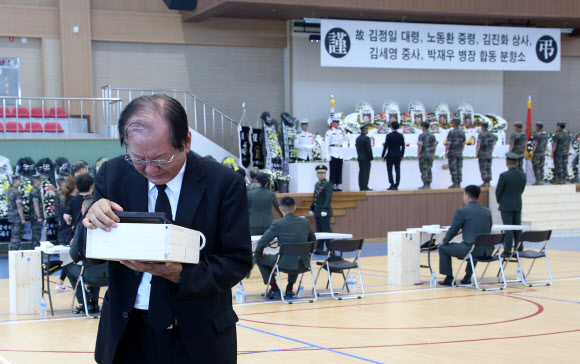 마린온 헬기 사고 유족의 오열…송영무 ‘유족들 의전 문제에 짜증’ 발언 사과