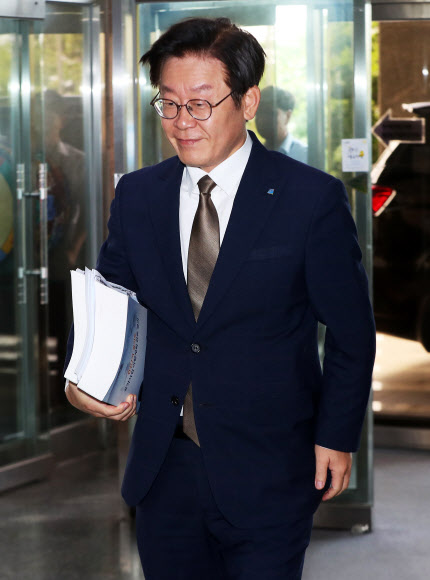 출근하는 이재명 경기도지사