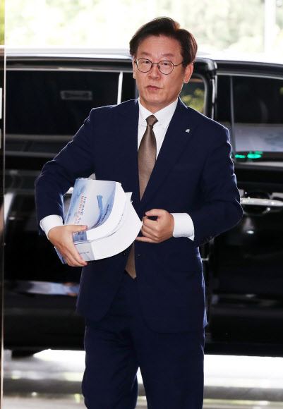 출근하는 이재명 경기도지사