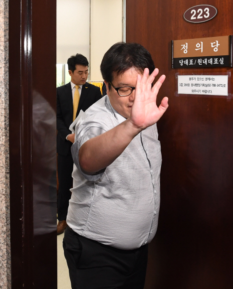 포털 댓글 여론조작 혐의로 수사 중인 ‘드루킹’ 김모씨 측으로부터 정치자금을 수수했다는 의혹 당사자인 정의당 노회찬 의원이 숨진 채 발견된 23일 오전 국회 정의당 사무실에서 당직자들이 황급히 움직이고 있다. 2018.7.23  김명국 선임기자 daunso@seoul.co.kr