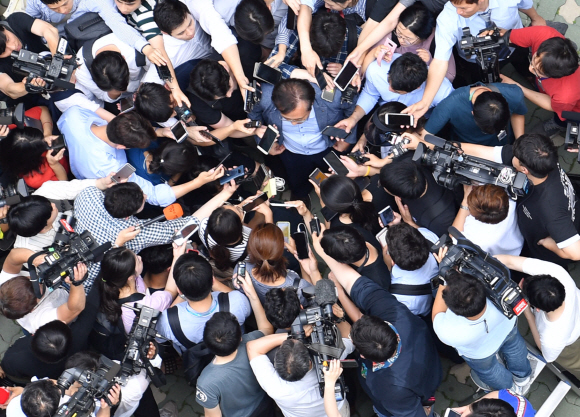 노회찬 원내대표가 투신한 23일 서울 중구 남산타운아파트에서 경찰 관계자가 브리핑을 하고 있다. 2018.7.23  박지환 기자 popocar@seoul.co.kr