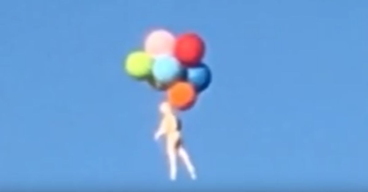 하늘에 성인용 인형 띄운 남성