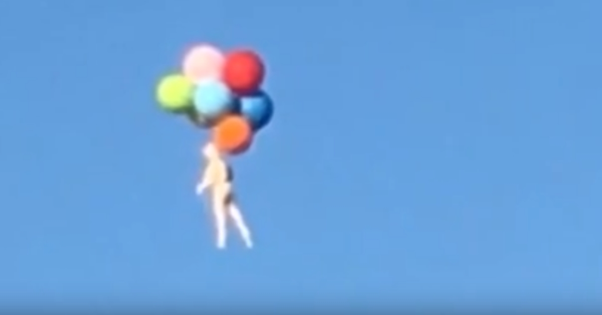 하늘에 성인용 인형 띄운 남성