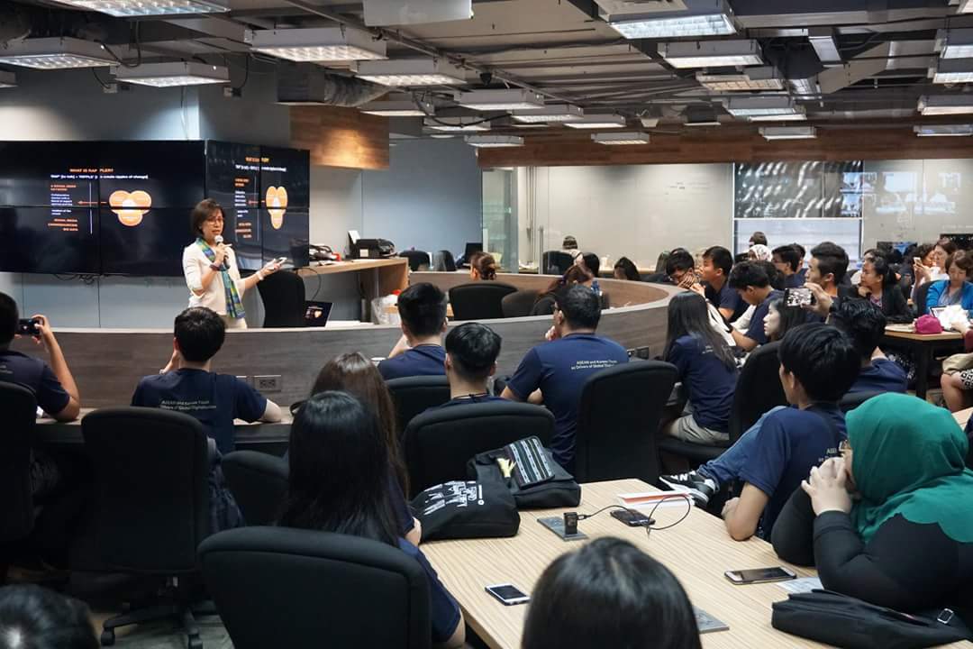 국제기구 한-아세안 센터가 개최한 ‘2018 한-아세안 청년 네트워크 워크숍-글로벌 디지털 시대의 한-아세안 청년’에 참가한 청년들이 필리핀 언론 매체 래플러를 방문해 강의를 듣고 있다.   사진=한-아세안 센터 제공