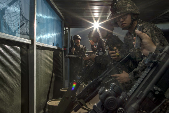 경계근무 준비하는 최전방 장병