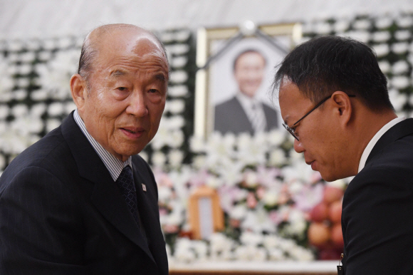 박경서 대한적십자사 회장이 24일 서울 신촌 세브란스병원 장례식장에 마련된 고 노회찬 정의당 원내대표의 빈소에서 조문을 한 뒤 나경채 전 공동대표와 대화를 하고 있다. 2018. 7. 24 사진공동취재단