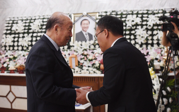 박경서 대한적십자사 회장이 24일 서울 신촌 세브란스병원 장례식장에 마련된 고 노회찬 정의당 원내대표의 빈소에서 조문을 한 뒤 나경채 전 공동대표와 대화를 하고 있다. 2018. 7. 24 사진공동취재단