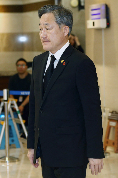 고 노회찬 정의당 원내대표의 빈소가 24일 오전 서울 서대문구 연세대학교 세브란스 병원 장례식장에 마련된 가운데 표창원 더불어민주당 의원이 빈소로 들어가고 있다. 2018. 7. 24 사진공동취재단