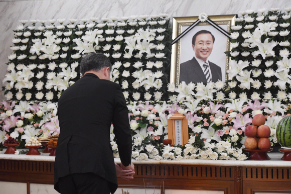 표창원 더불어민주당 의원이 24일 서울 신촌 세브란스병원 장례식장에 마련된 고 노회찬 정의당 원내대표의 빈소에서 조문을 하고 있다. 2018. 7. 24 사진공동취재단