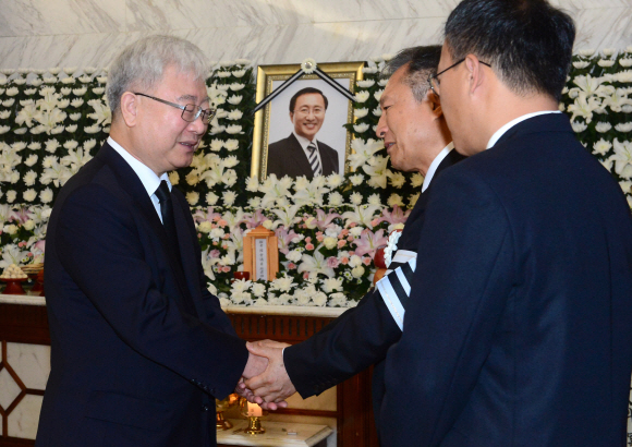 김석동(왼쪽) 전 금융위원장이  24일 오전 서울 서대문구 신촌세브란스병원 장례식장에 마련된 고 노회찬 정의당 원내대표의 빈소를 찾아 조문하며 노의원의 동생 노회건씨를 위로하고 있다. 2018. 7. 24 사진공동취재단