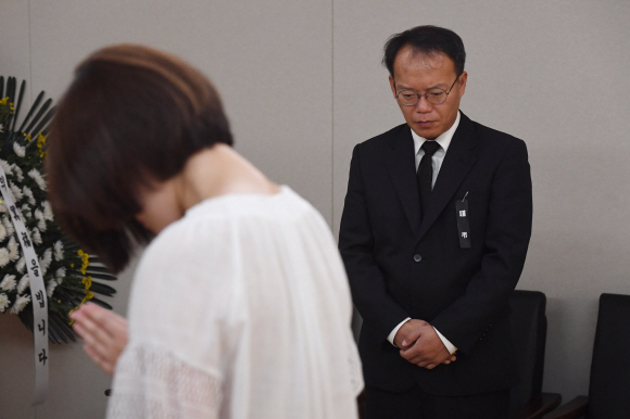 24일 서울 신촌 세브란스병원 장례식장에 마련된 고 노회찬 정의당 원내대표의 빈소에 나경채 전 공동대표가 빈소를 지키고 있다. 2018. 7. 24 사진공동취재단