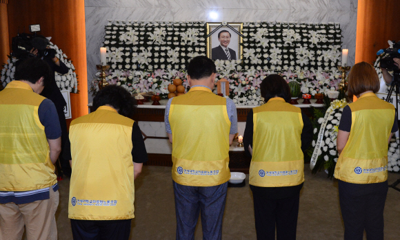연세대학교의료원 노동조합원들이 24일 오전 서울 서대문구 신촌세브란스병원 장례식장에 마련된 고 노회찬 정의당 원내대표의 빈소를 찾아 조문하고 있다. 2018. 7. 24 사진공동취재단