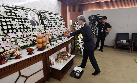 정해구 대통령 직속 정책기획위원회 위원장이 24일 서울 신촌 세브란스병원 장례식장에 마련된 고 노회찬 정의당 원내대표의 빈소에서 조문을 하고 있다. 2018. 7. 24 사진공동취재단