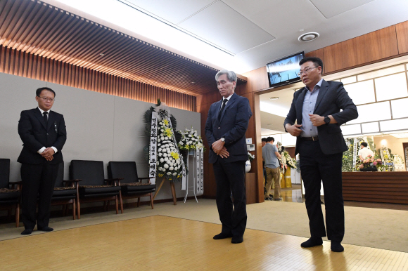 정해구 대통령 직속 정책기획위원회 위원장이 24일 서울 신촌 세브란스병원 장례식장에 마련된 고 노회찬 정의당 원내대표의 빈소에서 조문을 하고 있다.2018. 7. 24 사진공동취재단