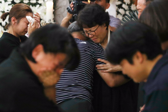 24일 오전 서울 서대문구 연세대 세브란스병원 장례식장에 마련된 고 노회찬 정의당 원내대표의 빈소에서 부인 김지선씨가 조문객들과 슬픔을 나누고 있다. 2018. 7. 24 사진공동취재단