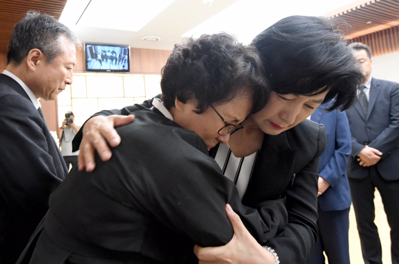 24일 서울 서대문구 연세대 세브란스병원 장례식장에 마련된 고 노회찬 정의당 원내대표의 빈소를 찾은 추미애 더불어민주당 대표와 지도부가 유가족을 위로하고 있다. 2018. 7. 24 사진공동취재단