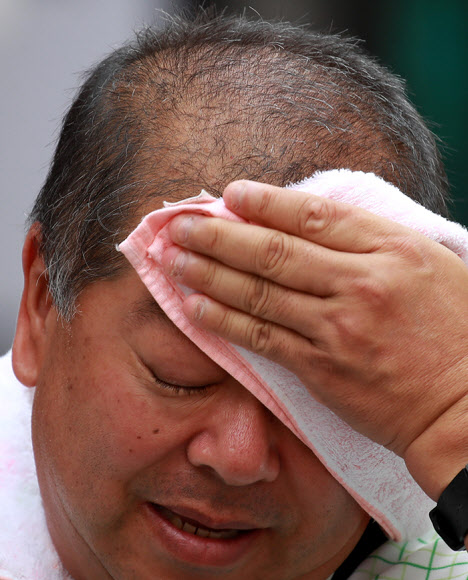 계속 닦게 되는 이마