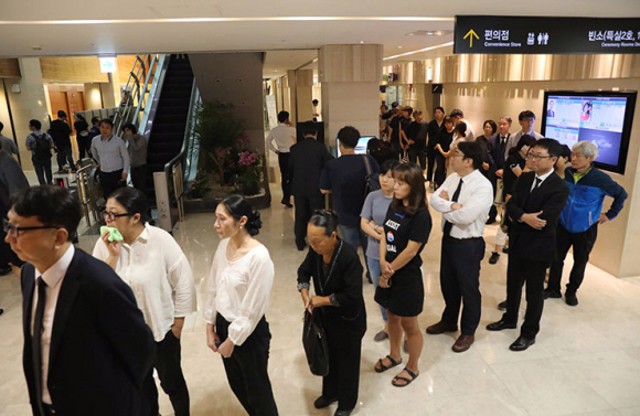 24일 오후 서울 서대문구 신촌 세브란스병원 장례식장에 마련된 고 노회찬 정의당 원내대표의 빈소에서 시민들이 길게 줄을 서 있다. 2018. 7. 24 사진공동취재단