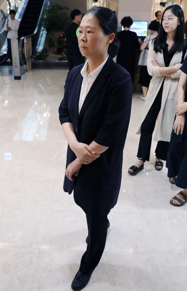 바른미래당 권은희 의원이 24일 오후 서울 서대문구 신촌 세브란스병원 장례식장에 마련된 고 노회찬 정의당 원내대표의 빈소에 들어서고 있다. 2018. 7. 24 사진공동취재단