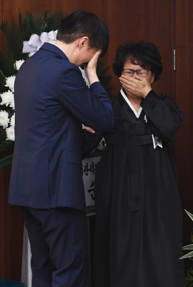 24일 서울 서대문구 연세대 세브란스병원 장례식장에 마련된 고 노회찬 정의당 원내대표의 빈소를 찾은 조국 청와대 민정수석(왼쪽)이 노 원내대표의 부인 김지선 씨의 손을 잡고 눈물을 흘리고 있다. 2018. 7. 24 사진공동취재단